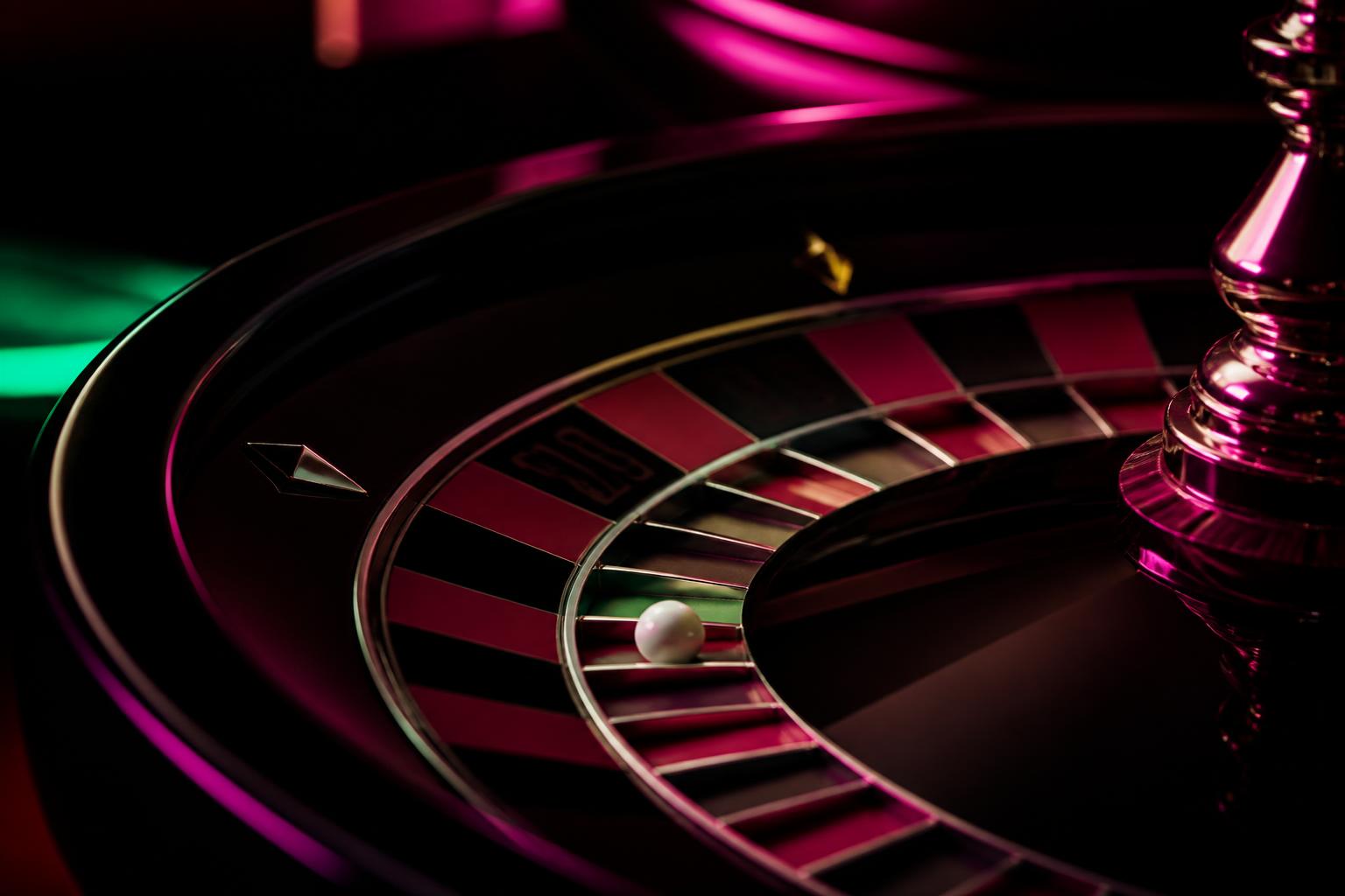 Roulettehjul och kula på ett online casinobord i rosa och grönt